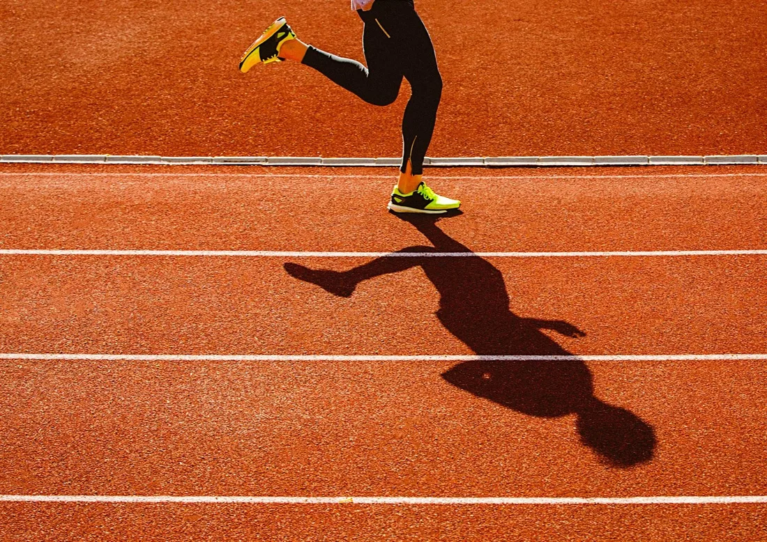Corredor entrenando series en una pista de atletismo