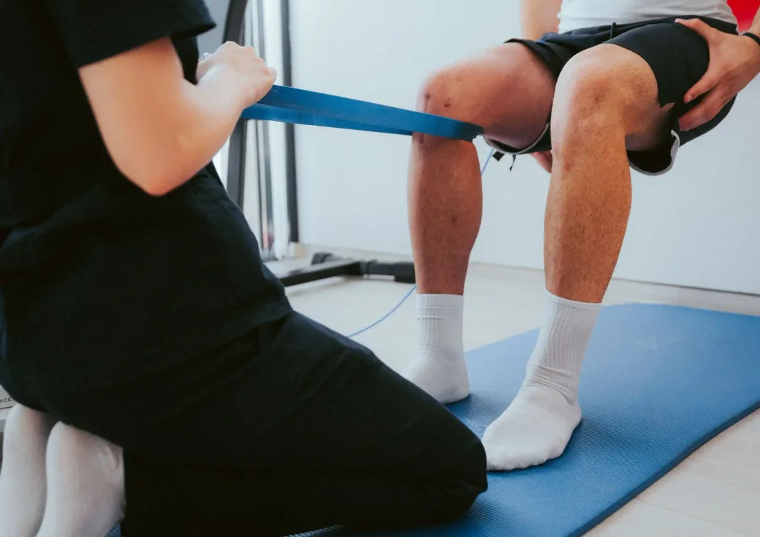 Ejercicio de rodilla con banda elástica de resistencia